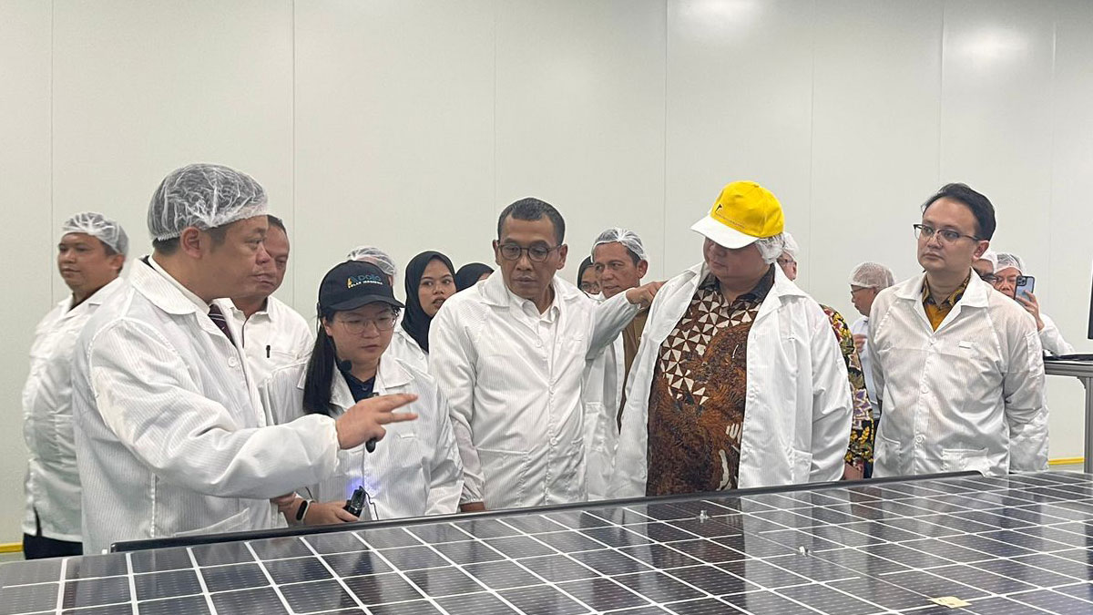 Minister of Economic Affairs Visits PT Apollo Solar Indonesia in Batam: Driving the Renewable Energy Industry